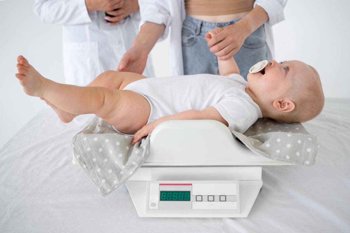 ilustrasi mengukur berat badan anak (freepik.com)