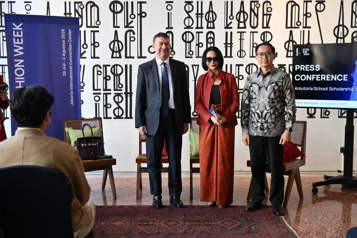 (Dari kiri ke kanan) Duta Besar Italia untuk Indonesia Roberto Colamine, Presiden Indonesia Fashion Week (IFW) Poppy Dharsono, dan Direktur Spinindo Mitradaya Anto Sudaryanto, berfoto bersama dalam acara press conference pelepasan empat desainer penerima beasiswa Arsutoria School ke Milan pada Rabu (27/8/2025), di Hotel Monopoli, Kemang, Jakarta. (dok. APPMI)