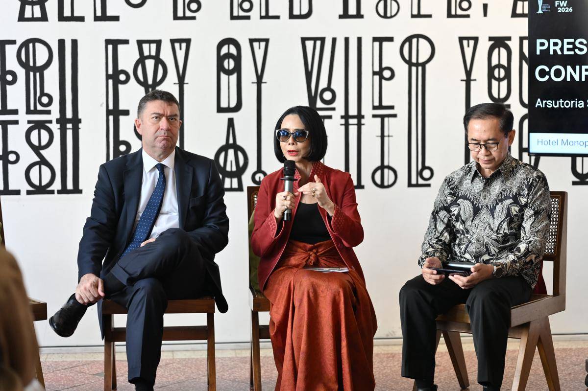 Presiden Indonesia Fashion Week (IFW) Ketua Koperasi Artisan Kulit Indonesia, Poppy Dharsono, dalam acara press conference pelepasan empat desainer penerima beasiswa Arsutoria School ke Milan pada Rabu (27/8/2025), di Hotel Monopoli, Kemang, Jakarta. (dok. APPMI)