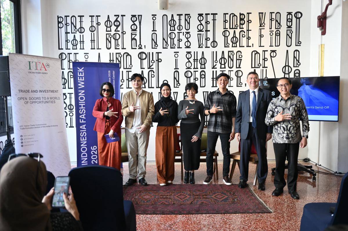 Presiden Indonesia Fashion Week (IFW) Poppy Dharsono (kiri), Duta Besar Italia untuk Indonesia Roberto Colamine (kedua kanan), dan Direktur Spinindo Mitradaya Anto Sudaryanto (kanan) berfoto bersama empat desainer penerima beasiswa Arsutoria School Milan pada Rabu (27/8/2025), di Hotel Monopoli, Kemang, Jakarta. (dok. APPMI)