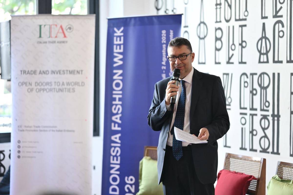 Duta Besar Italia untuk Indonesia, Roberto Colamine, dalam acara press conference pelepasan empat desainer penerima beasiswa Arsutoria School ke Milan pada Rabu (27/8/2025), di Hotel Monopoli, Kemang, Jakarta. (dok. APPMI)