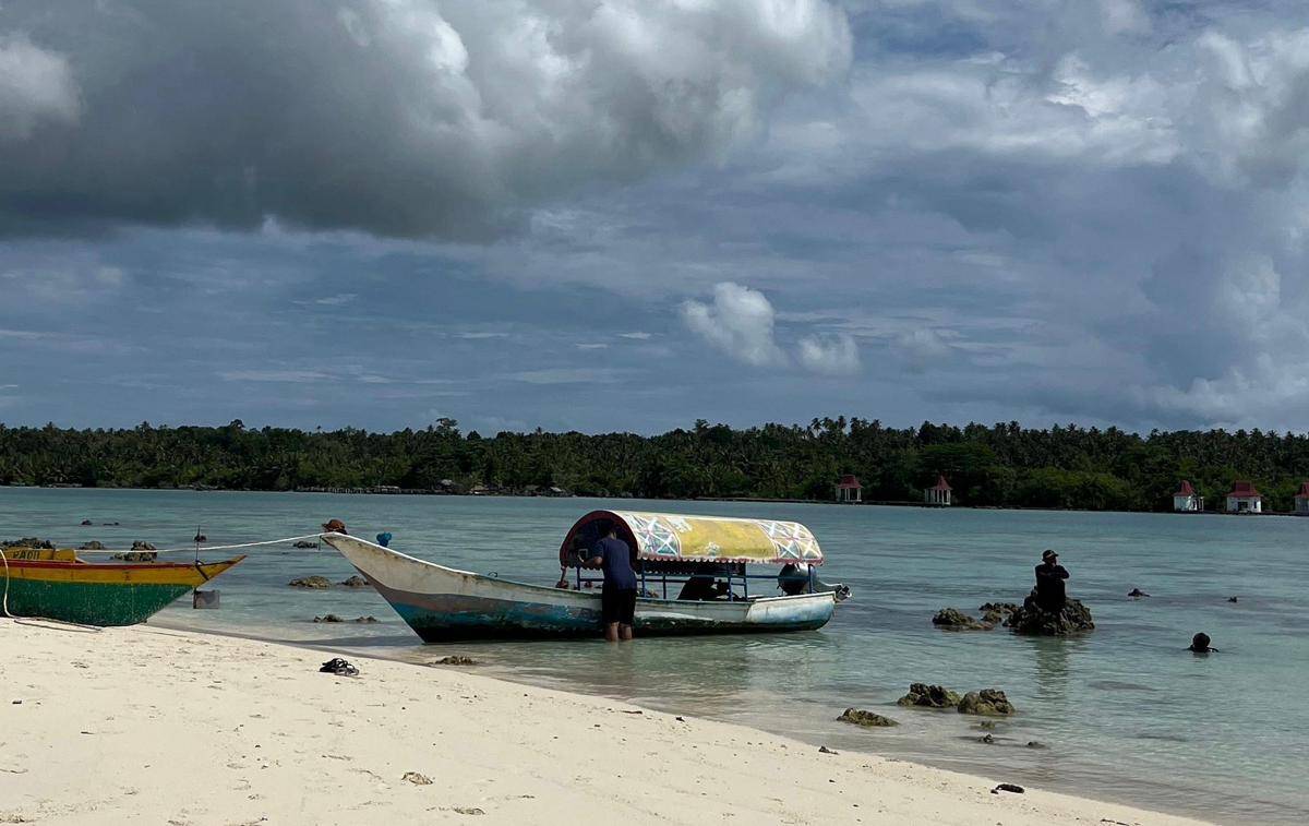 Terlihat warga Nias Utara tengah merapikan kapalnya/Dok. Nanda