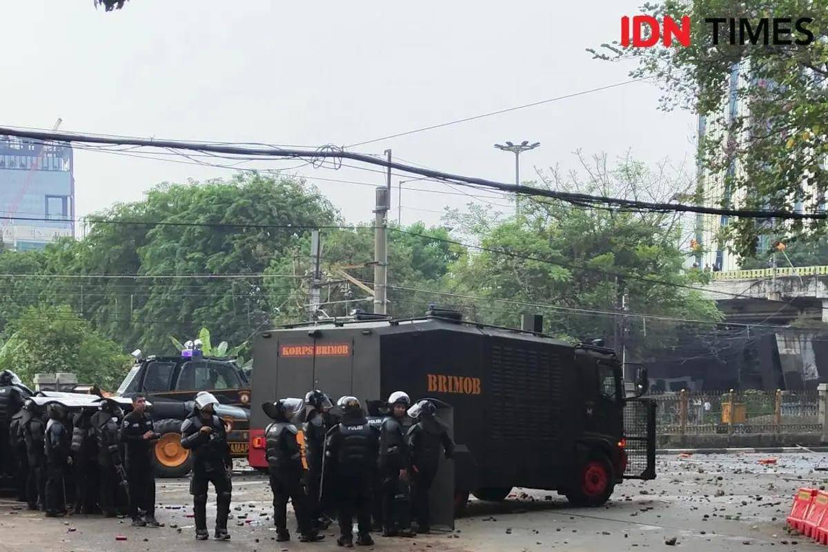 Massa demo di sekitar Gedung DPR RI, Senayan, Jakarta Pusat memanas hingga ke daerah Pejompongan, Palmerah, dan Slipi pada Kamis (28/8/2025) sore. (IDN Times/Yosafat Diva Bayu Wisesa)