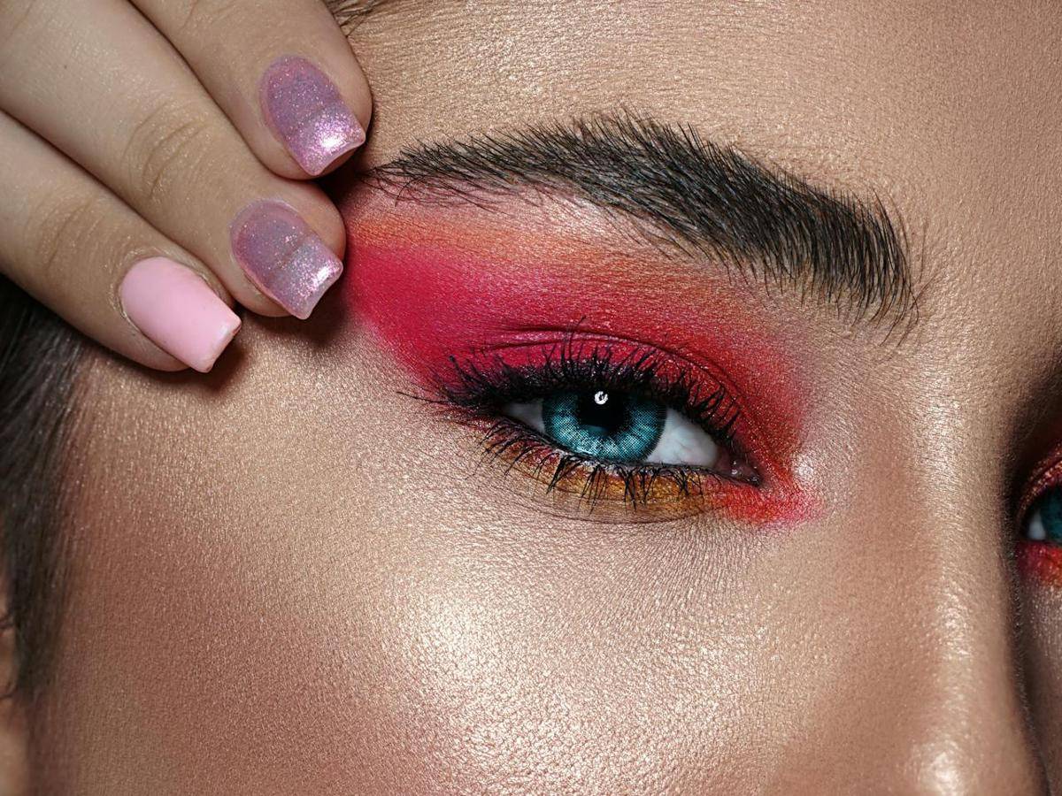 ilustrasi micro eyeliner (pexels.com/Amir SeilSepour)