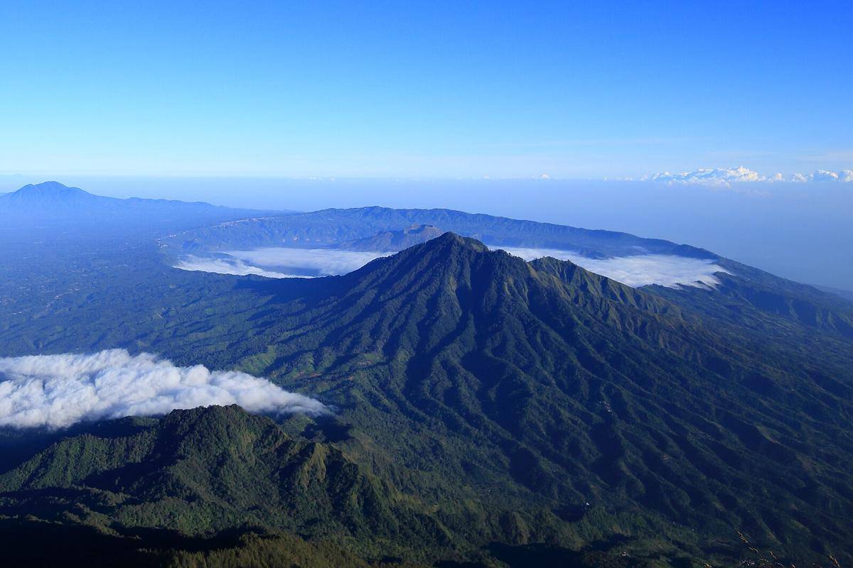 potret Gunung Abang (commons.m.wikimedia.org/skyseeker)