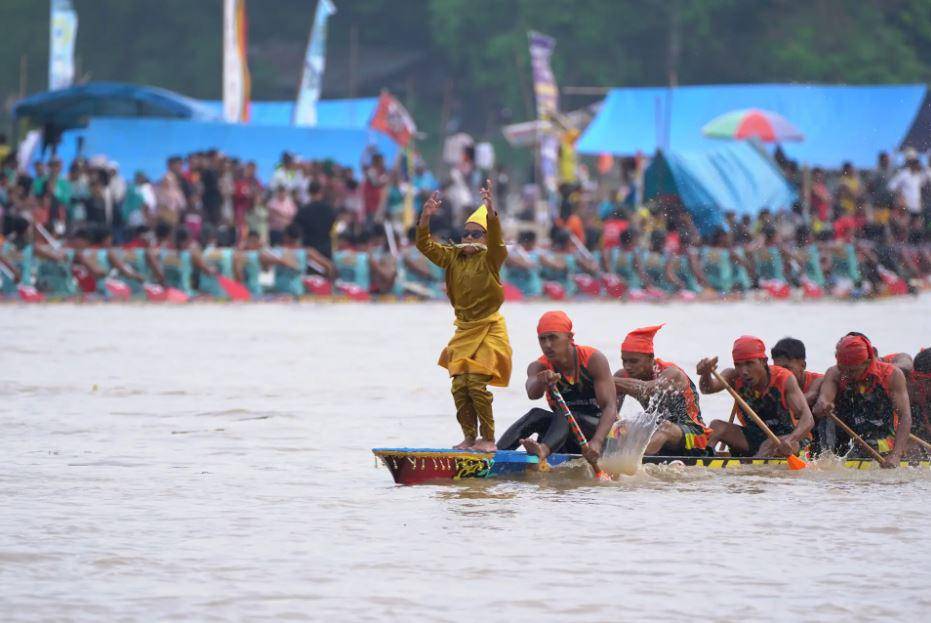 Pacu Jalur (google.com/Kemenpar RI)