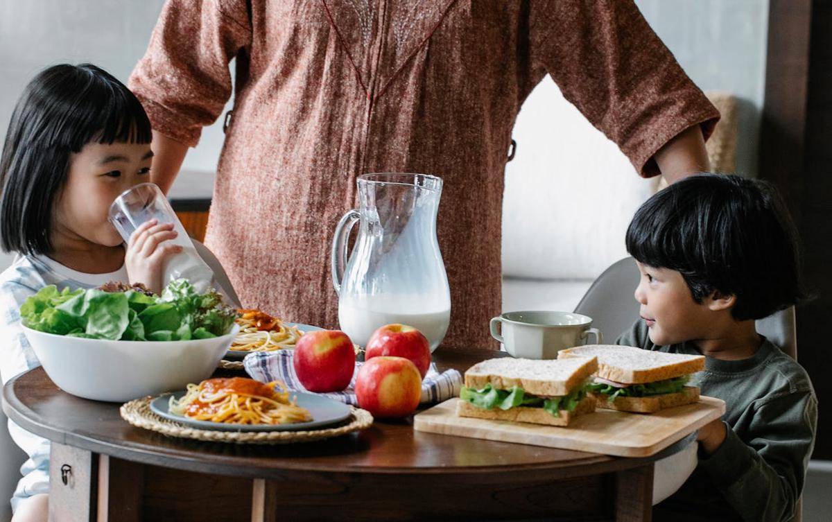 Ilustrasi anak makan makanan seimbang dan bergizi. (pexels.com/Alex Green)