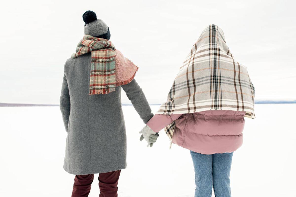 Ilustrasi cuffing season (pexels.com/Alexy Almond)