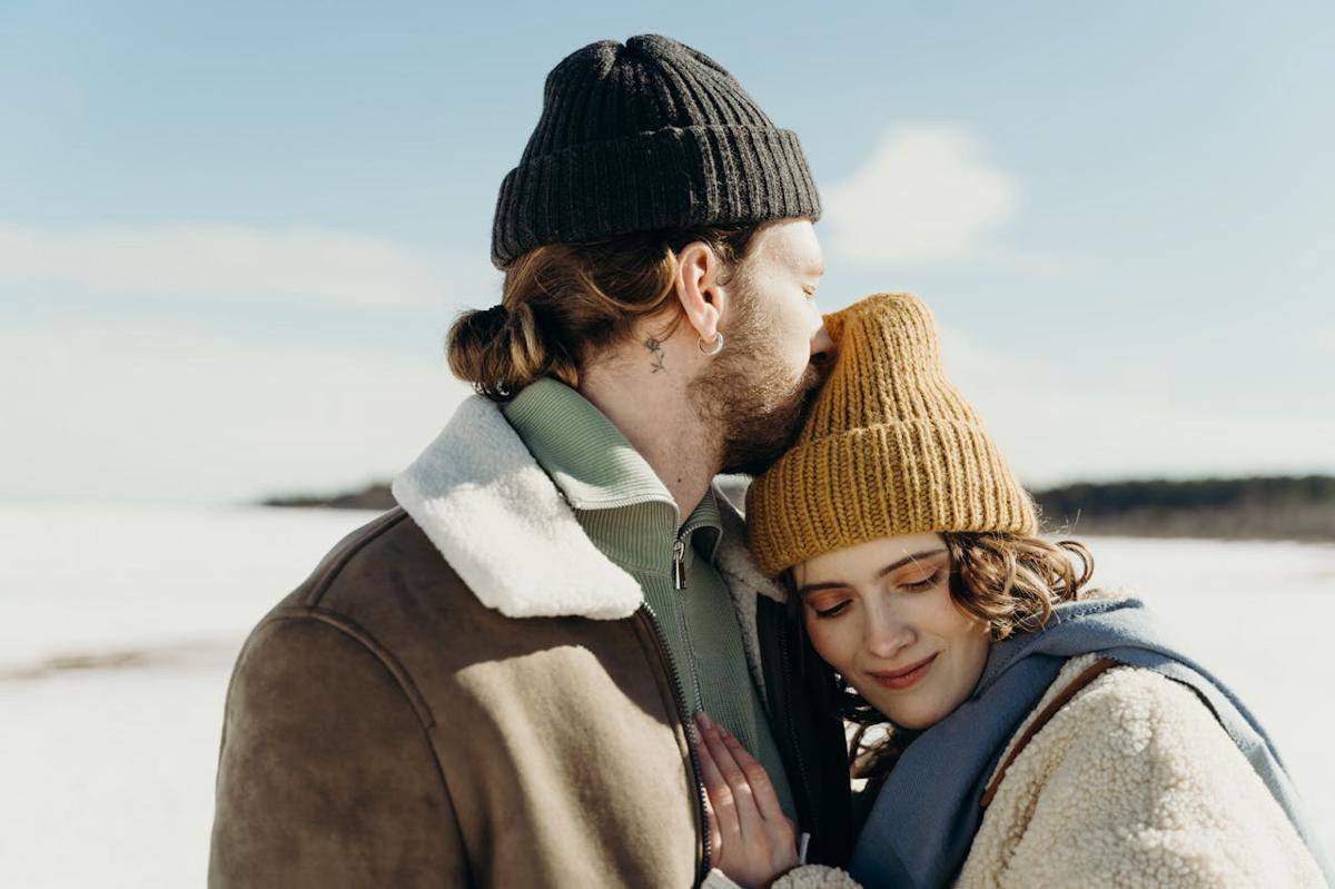 Ilustrasi cuffing season (pexels.com/cottonbro studio)