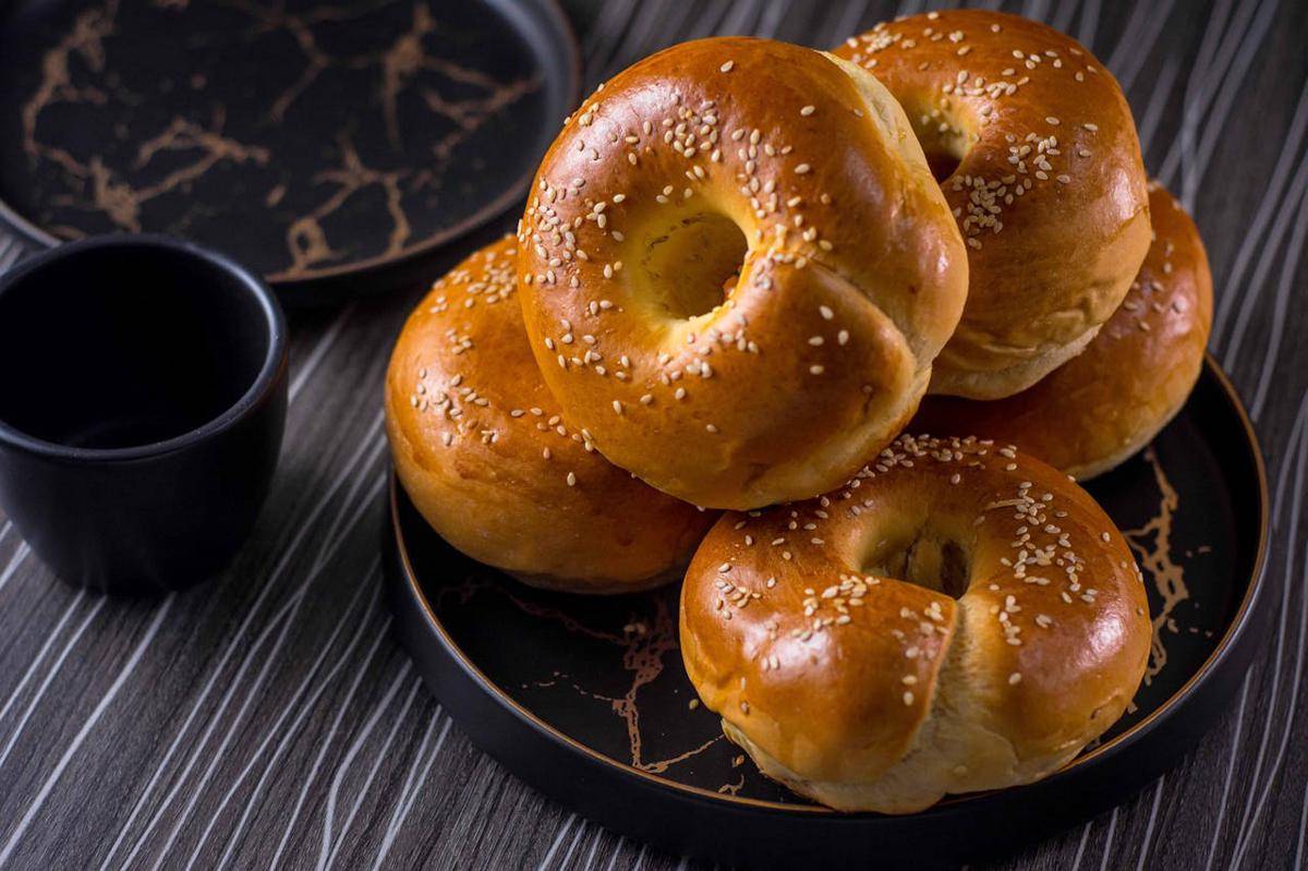 ilustrasi donat pisang wijen ala Ci Mehong (pexels.com/Erwin Quintana)