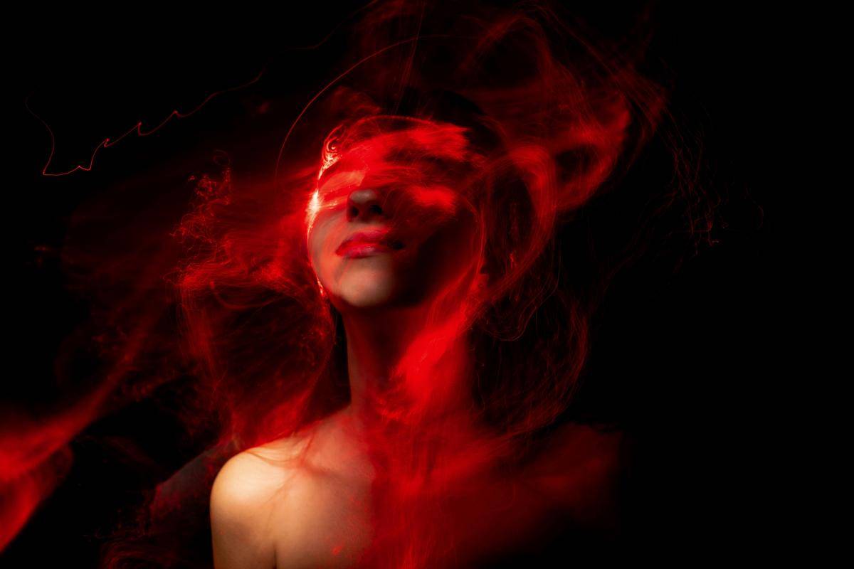 ilustrasi wajah yang terbakar oleh api merah 