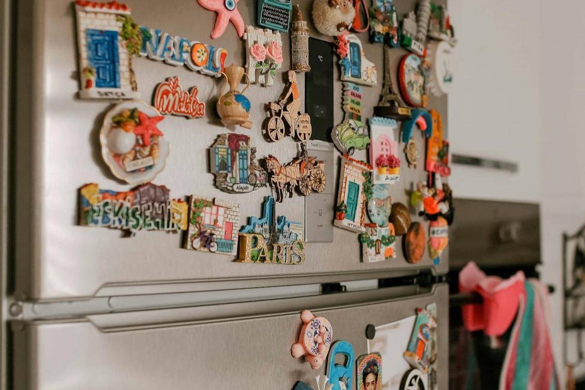 ilustrasi magnet lemari es