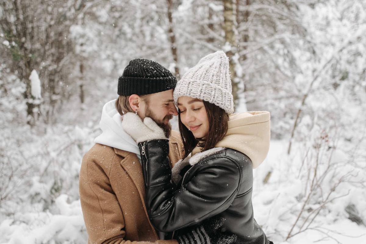 Ilustrasi cuffing season (pexels.com/Pavel Danilyuk)
