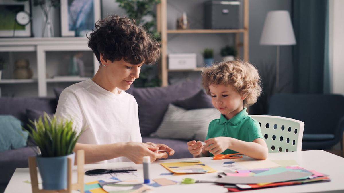 ilustrasi ibu dan anak (pexels.com/Vitaly Gariev)