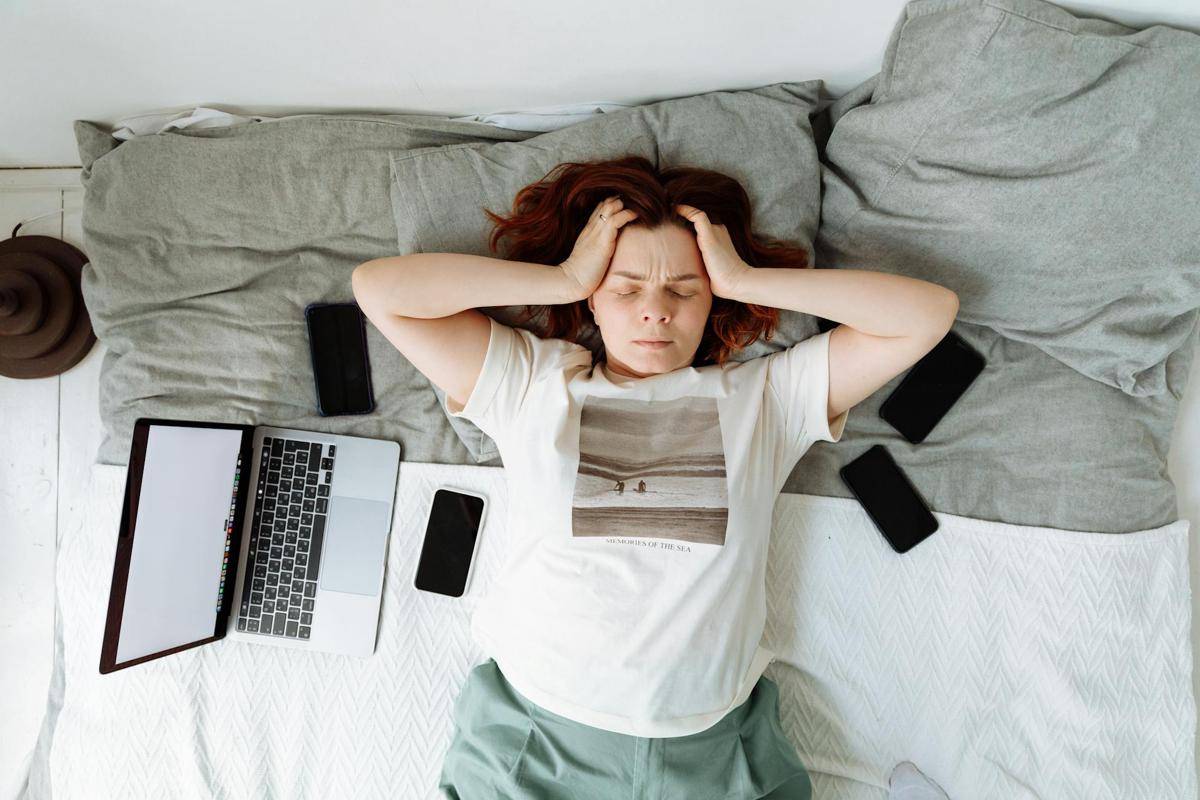 ilustrasi mengalami digital fatigue (pexels.com/Thirdman)