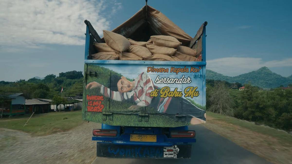 Potret Rich Brian naik truk dan minum es cekek di mv She (youtube.com/Rich Brian)