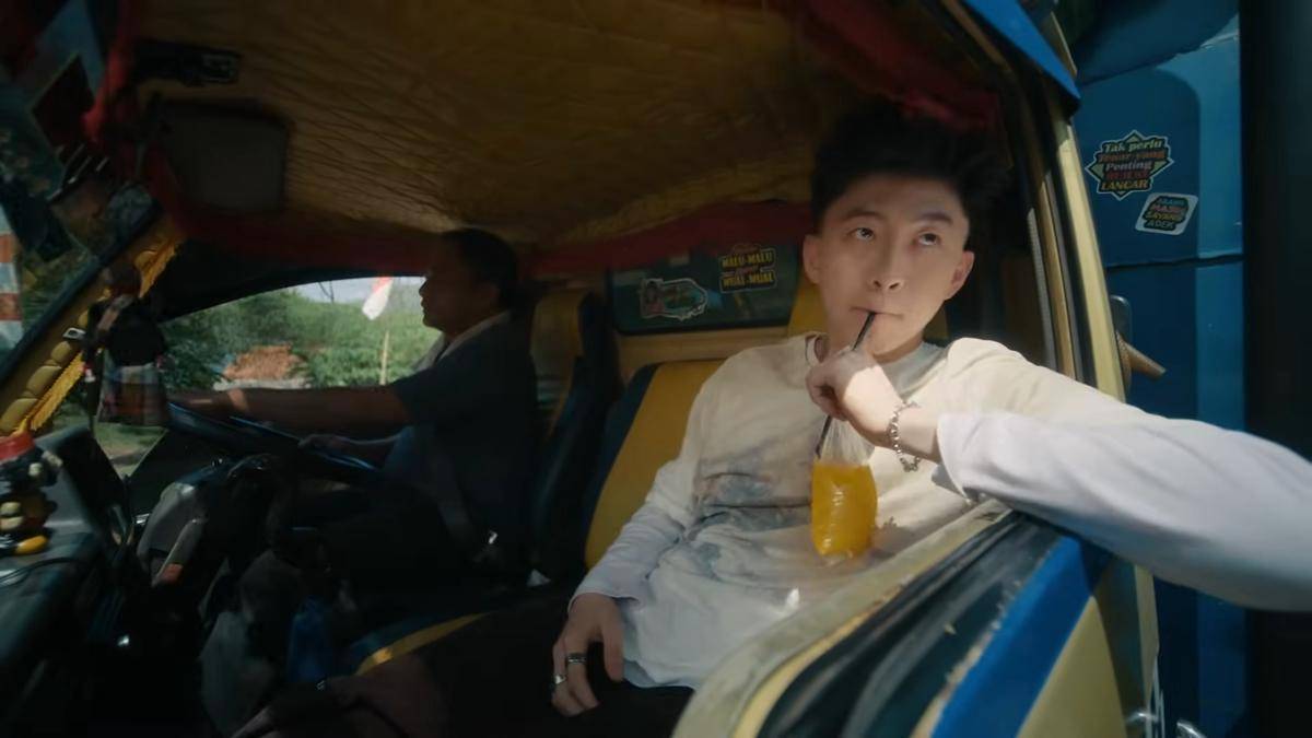 Potret Rich Brian naik truk dan minum es cekek di mv She (youtube.com/Rich Brian)