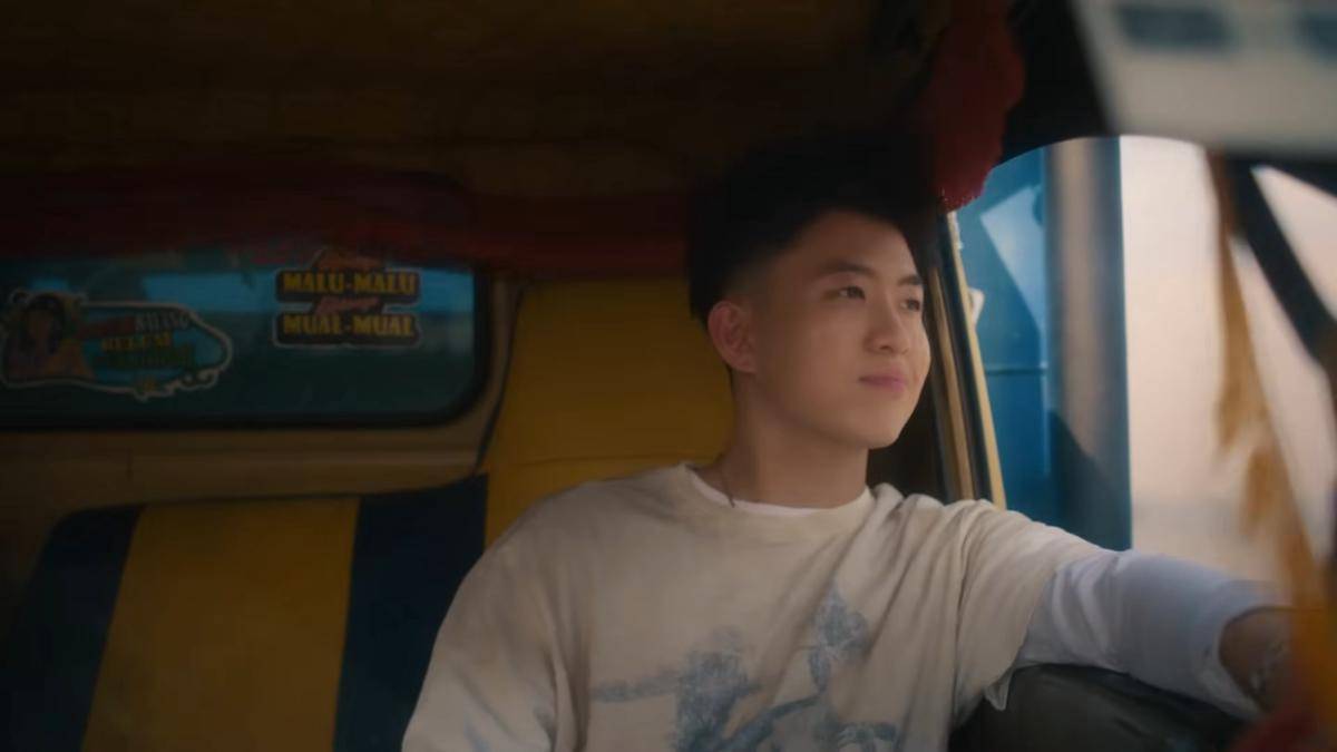 Potret Rich Brian naik truk dan minum es cekek di mv She (youtube.com/Rich Brian)