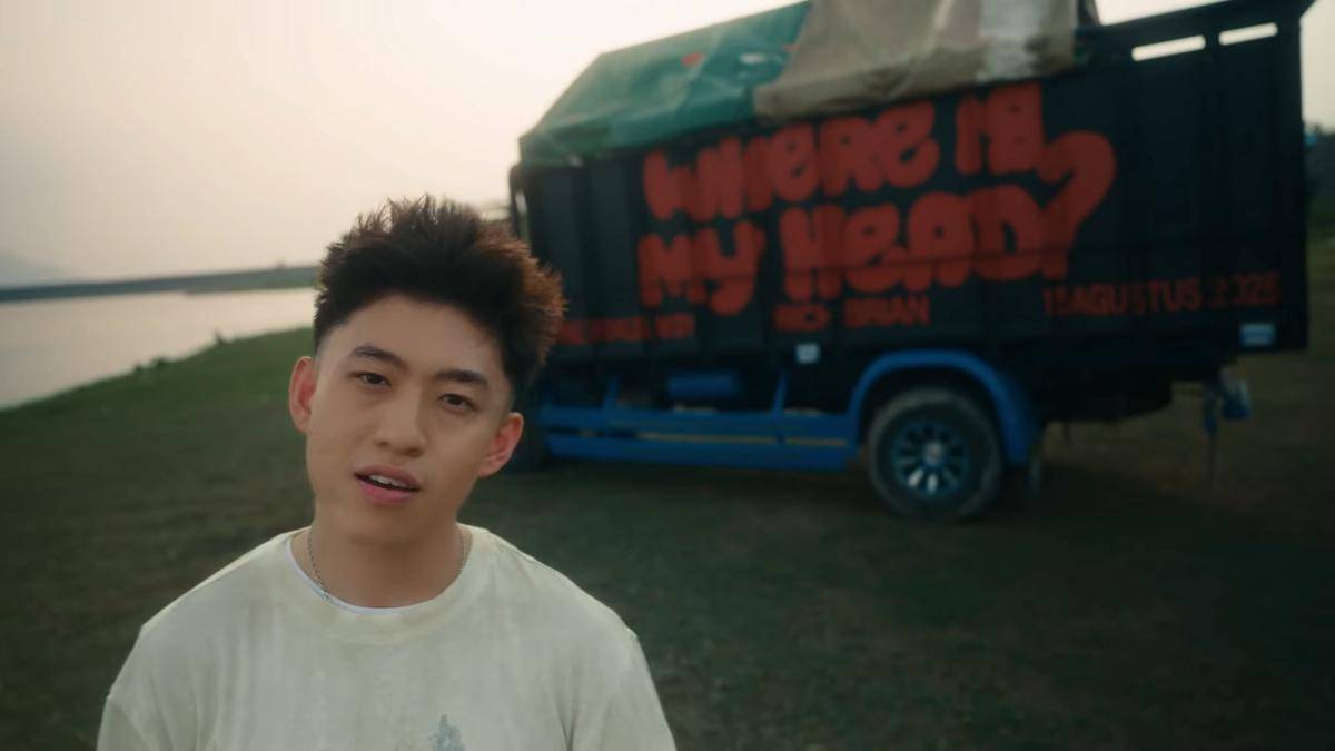 Potret Rich Brian naik truk dan minum es cekek di mv She (youtube.com/Rich Brian)