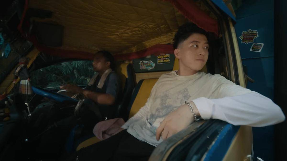 Potret Rich Brian naik truk dan minum es cekek di mv She (youtube.com/Rich Brian)