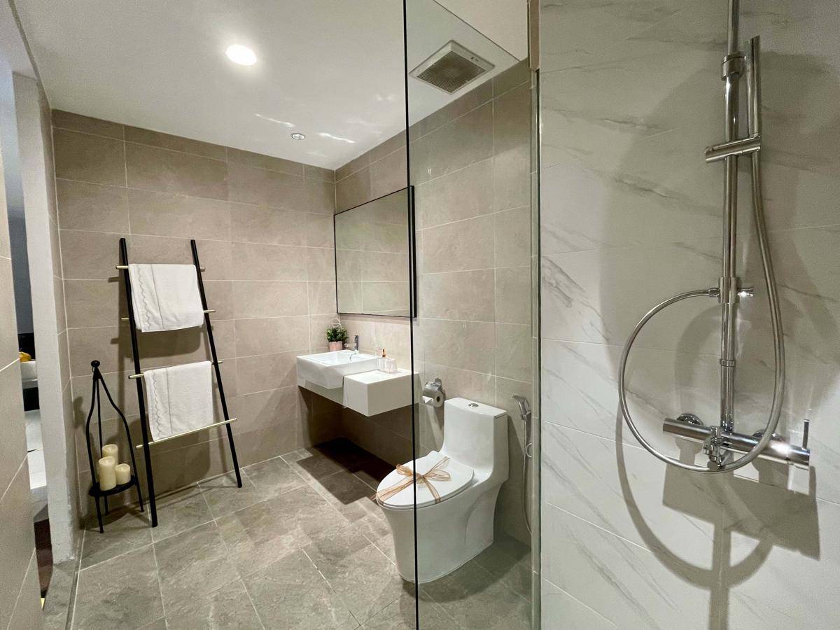 inspirasi pilihan lantai untuk kamar mandi di rumah