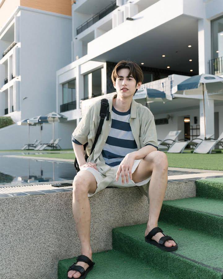 Outfit pakai sandal ala Sood Yacht