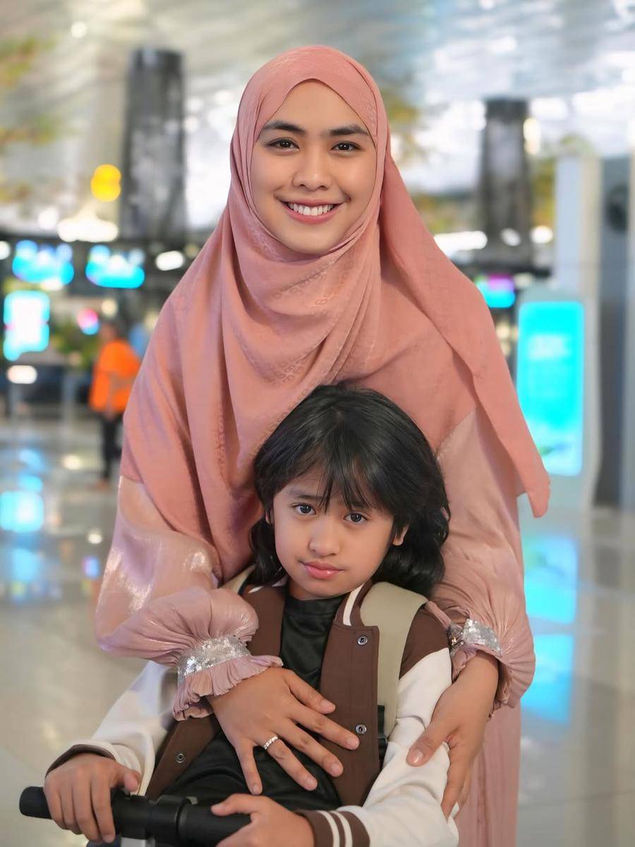 potret Oki Setiana Dewi dan buah hati