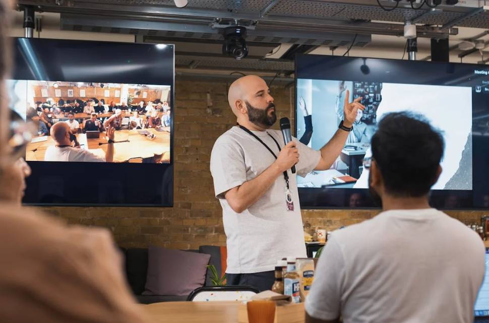 illustrasi presentasi kerja (pexels.com/Matheus Bertelli)