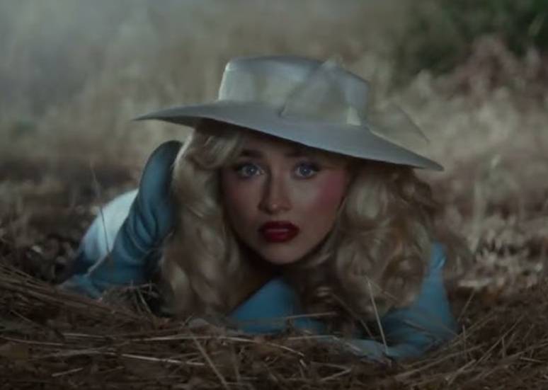 Sabrina Carpenter dalam musik video Tears
