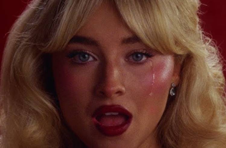 Sabrina Carpenter dalam musik video Tears
