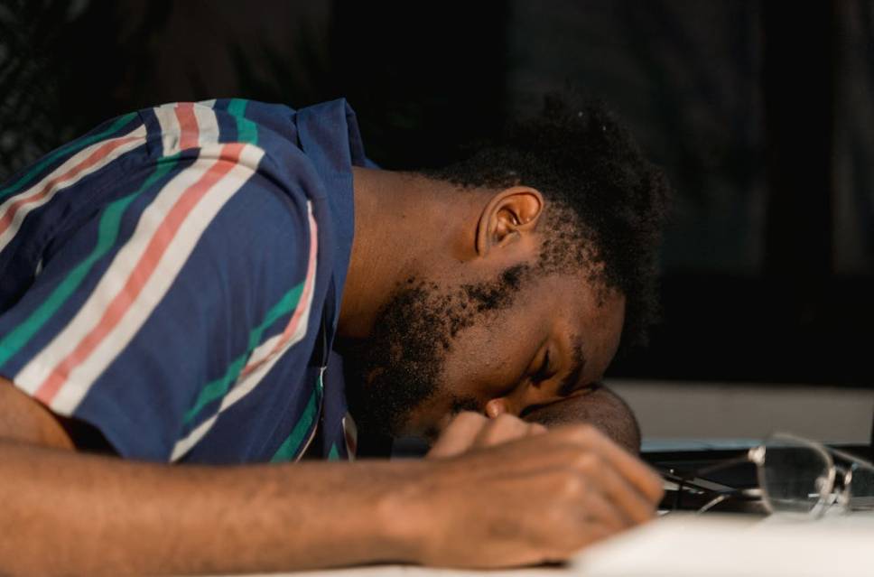 illustrasi tidur saat kerja (pexels.com/Tima Miroshnichenko)