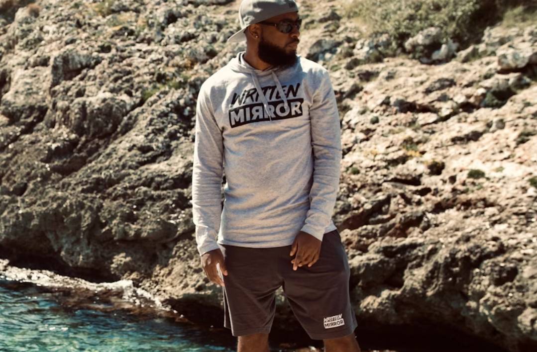 illustrasi pria memakai celana pendek dan hoodie (unsplash.com/Jay Mullings)