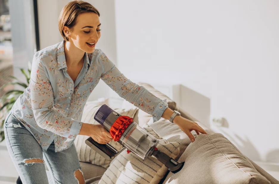 ilustrasi membersihkan dengan vacuum cleaner (