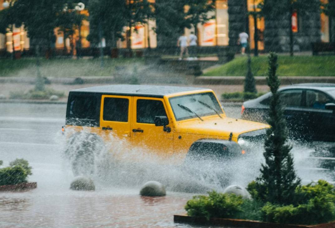 illustrasi mobil kehujanan (unsplash.com/ Viacheslav Volodin)