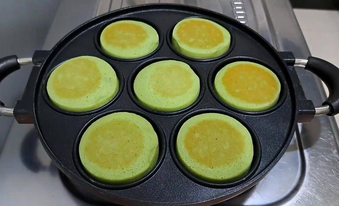 ilustrasi panggang kue kamir kelapa pandan