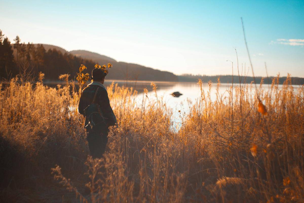 ilustrasi menikmati udara di pagi hari (unsplash.com/Thomas Bjornstad)
