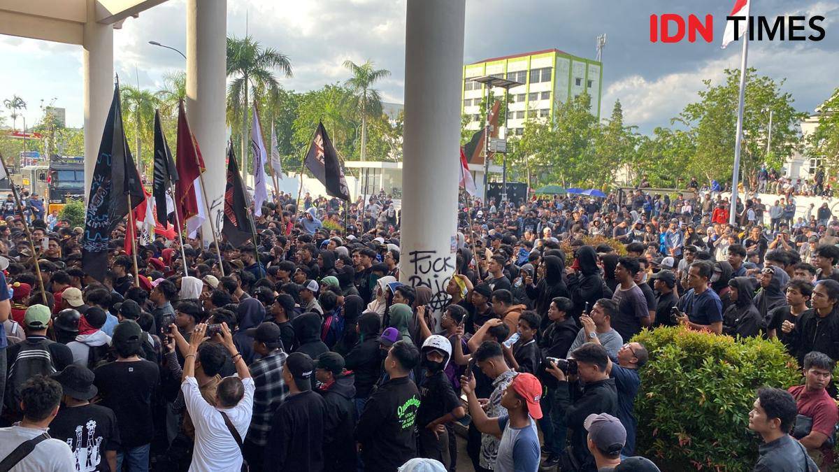 Hari ketiga massa padati kantor DPRD Kalbar. 