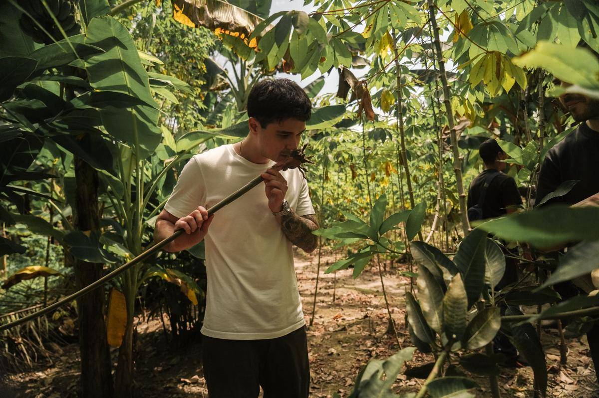 Potret Chef Edoardo Pellicano sedang belajar tentang beragam bahan masakan khas Indonesia
