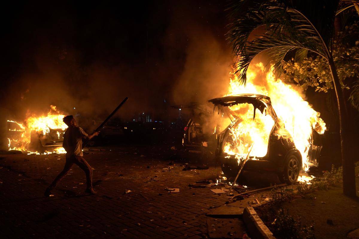 Kantor DPRD Makassar dibakar massa, Jumat malam (29/8/2025). (ANTARA FOTO/Hasrul Said)