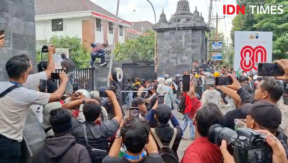 Aksi demo ojol di Polda Jateng, Jumat (29/8/2025). (IDN Times/Fariz Fardianto)