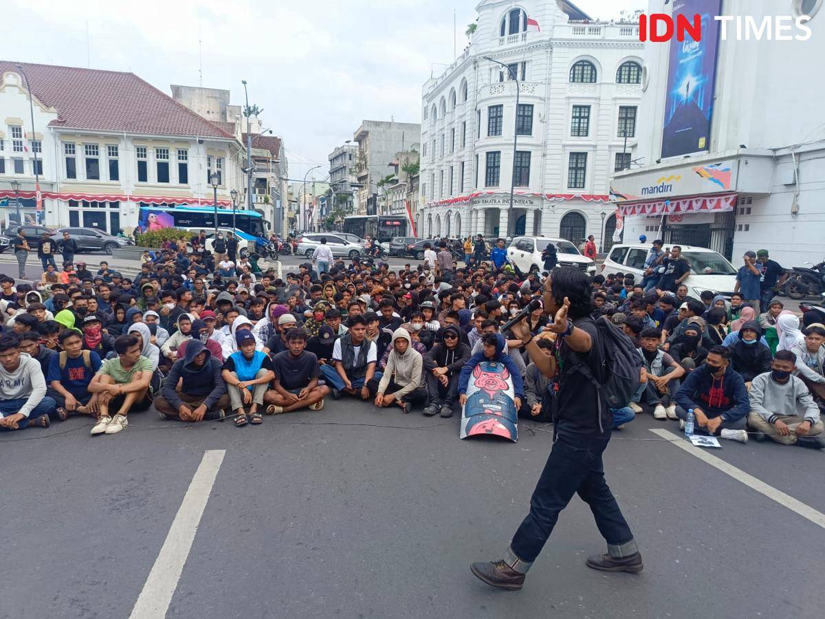 Massa AKBAR Sumut memblokir jalan di kawasan Lapangan Merdeka Medan (IDN Times/Prayugo Utomo)
