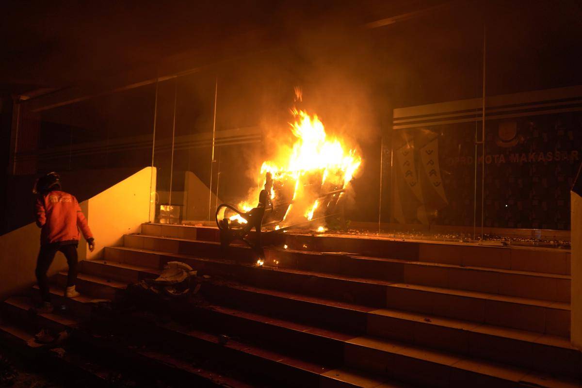 Kantor DPRD Makassar dibakar massa, Jumat malam (29/8/2025). (ANTARA FOTO/Hasrul Said)