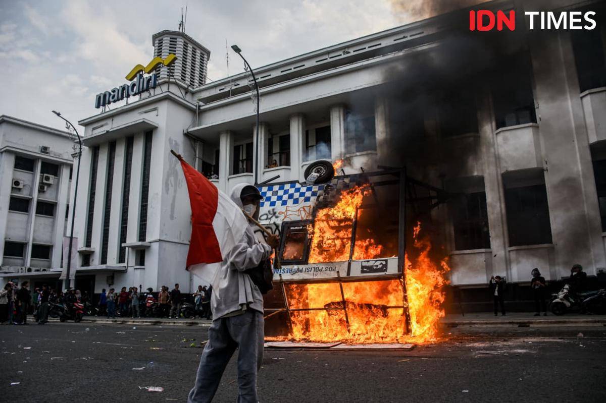 Massa membakar pos polisi di Medan, Jumat (29/8/2025) (IDN Times/Prayugo Utomo)