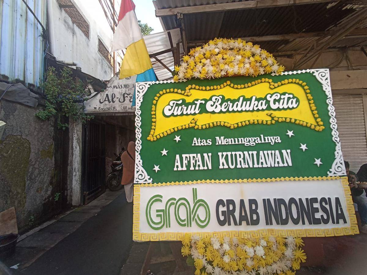 Suasana di rumah duka driver ojek online yang dilindas Rantis, Affan Kurniawan (IDN Times / Dini Suciatiningrum)