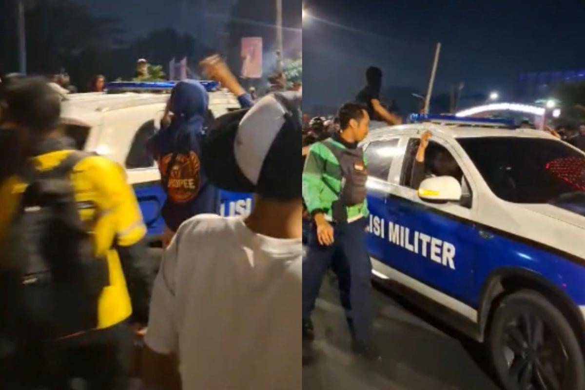 Mobil dinas Polisi Militer di Jalan AP Pettarani Makassar nyaris dihancurkan massa, Jumat malam (29/8/2025). (IDN Times/Darsil Yahya)