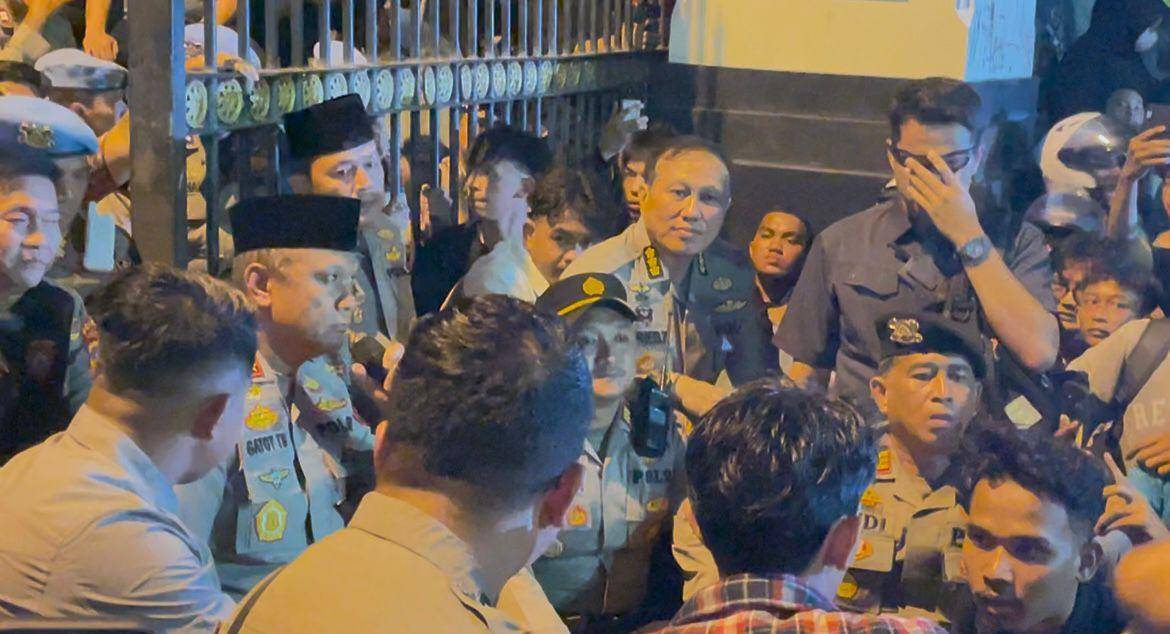 Kapolda Sumbar duduk bersama massa aksi di Padang (Foto: IDN Times/Halbert Caniago)