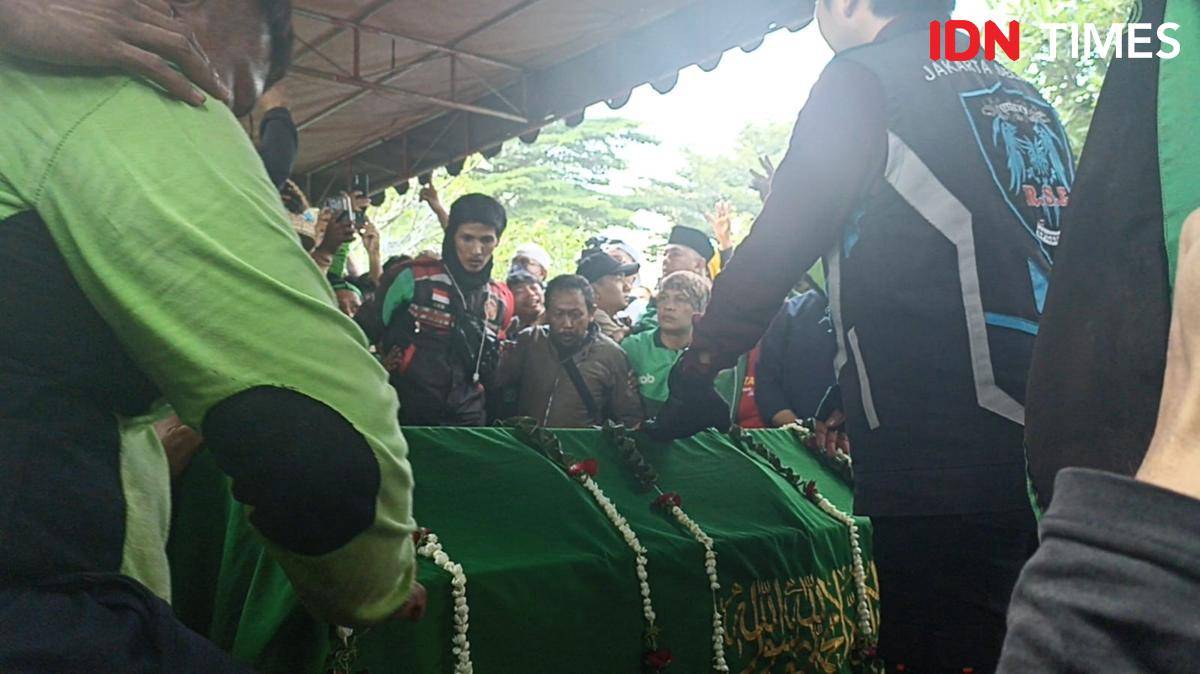 Lautan driver ojol mengiringi kepergian Affan Kurniawan yang tewas usai dilindas mobil rantis polisi. (IDN Times/Dini Suciatiningrum)