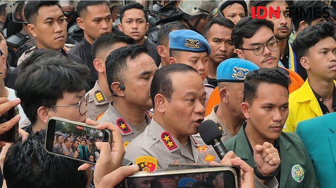 Kapolda Metro Jaya, Irjen Asep Edi Suheri ketika menemui mahasiswa yang berunjuk rasa di Gedung Polda Metro Jaya pada Jumat, 29 Agustus 2025. (IDN Times/Santi Dewi)
