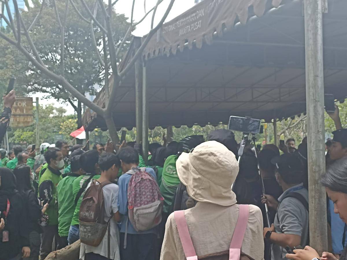 Lautan driver ojol mengiringi kepergian Affan Kurniawan yang tewas usai dilindas mobil rantis polisi. (IDN Times/Dini Suciatiningrum)