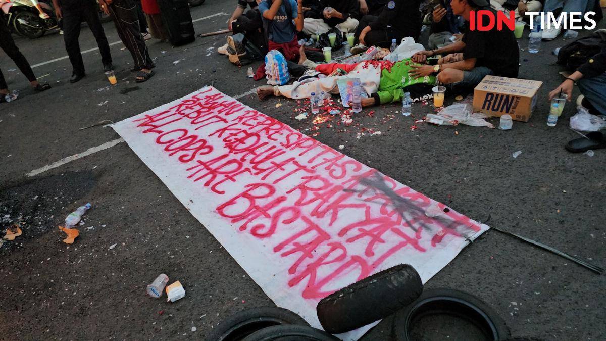 Aksi teatrikal di Tangerang sebagai bentuk protes atas kematian Affan Kurniawan, pengemudi ojol yang dilindas barakuda Brimob Polri